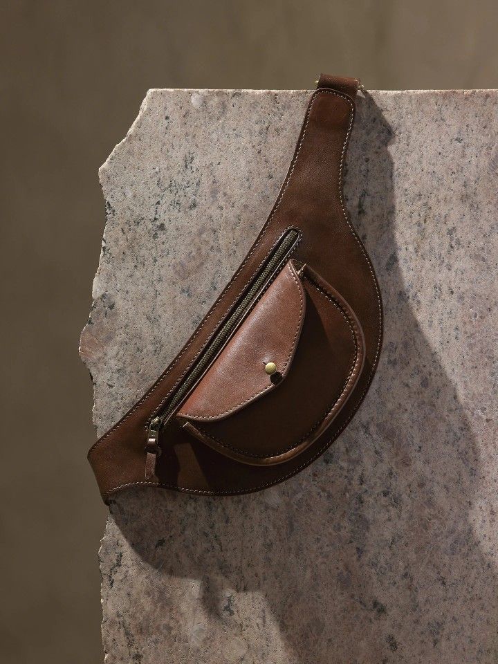 minimalist fanny pack for everyday city life